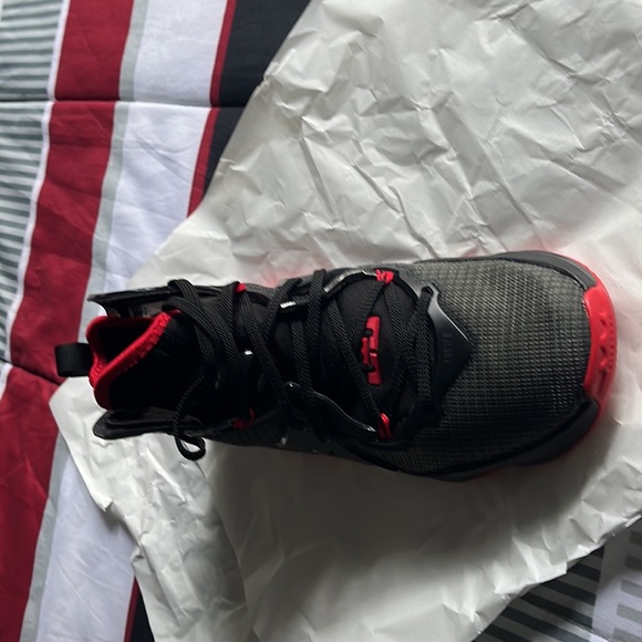 Lebron XIX (GS) Boys Basketball shoes - Picture 3 of 9